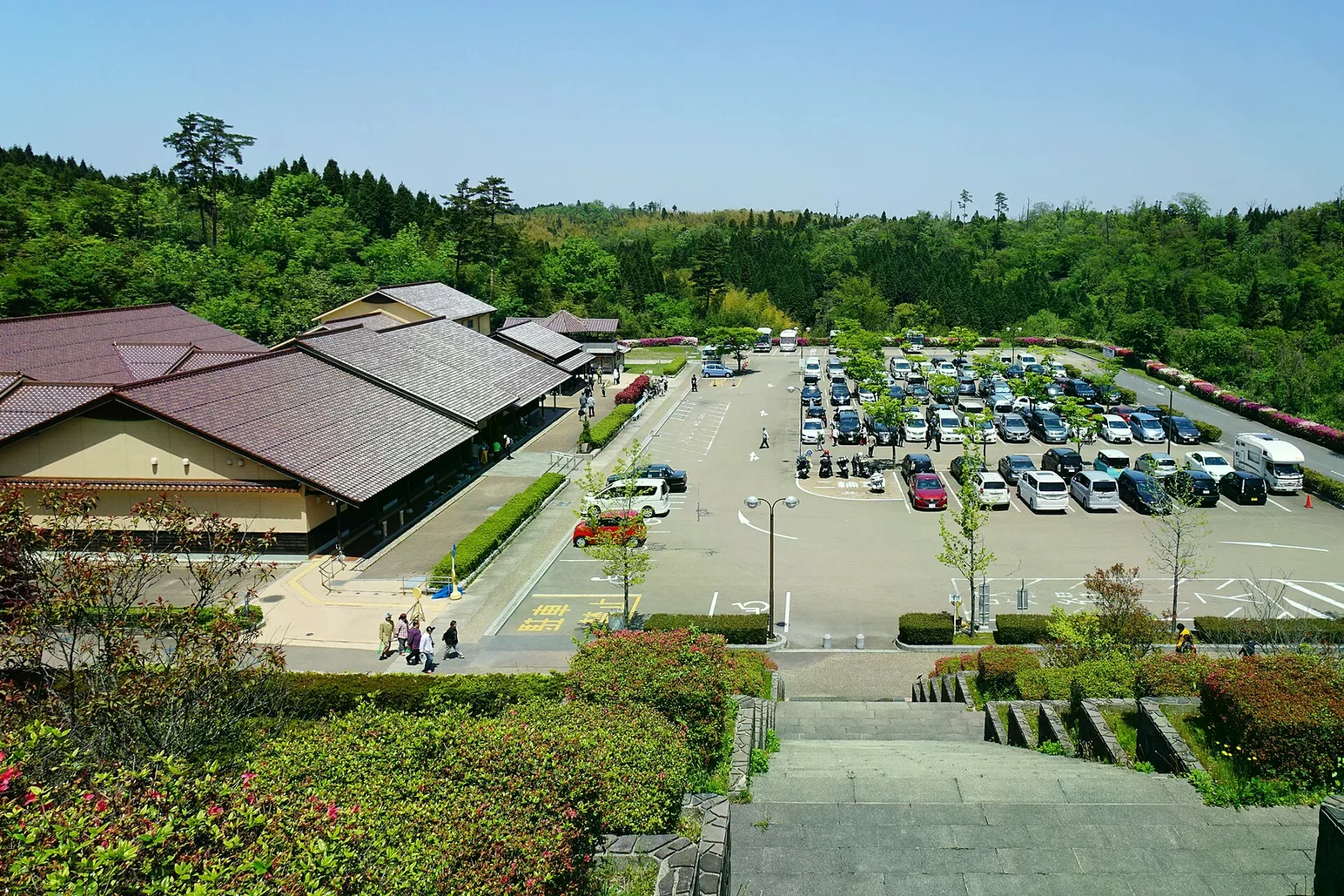 石見銀山世界遺產中心的入口建築與前方階梯