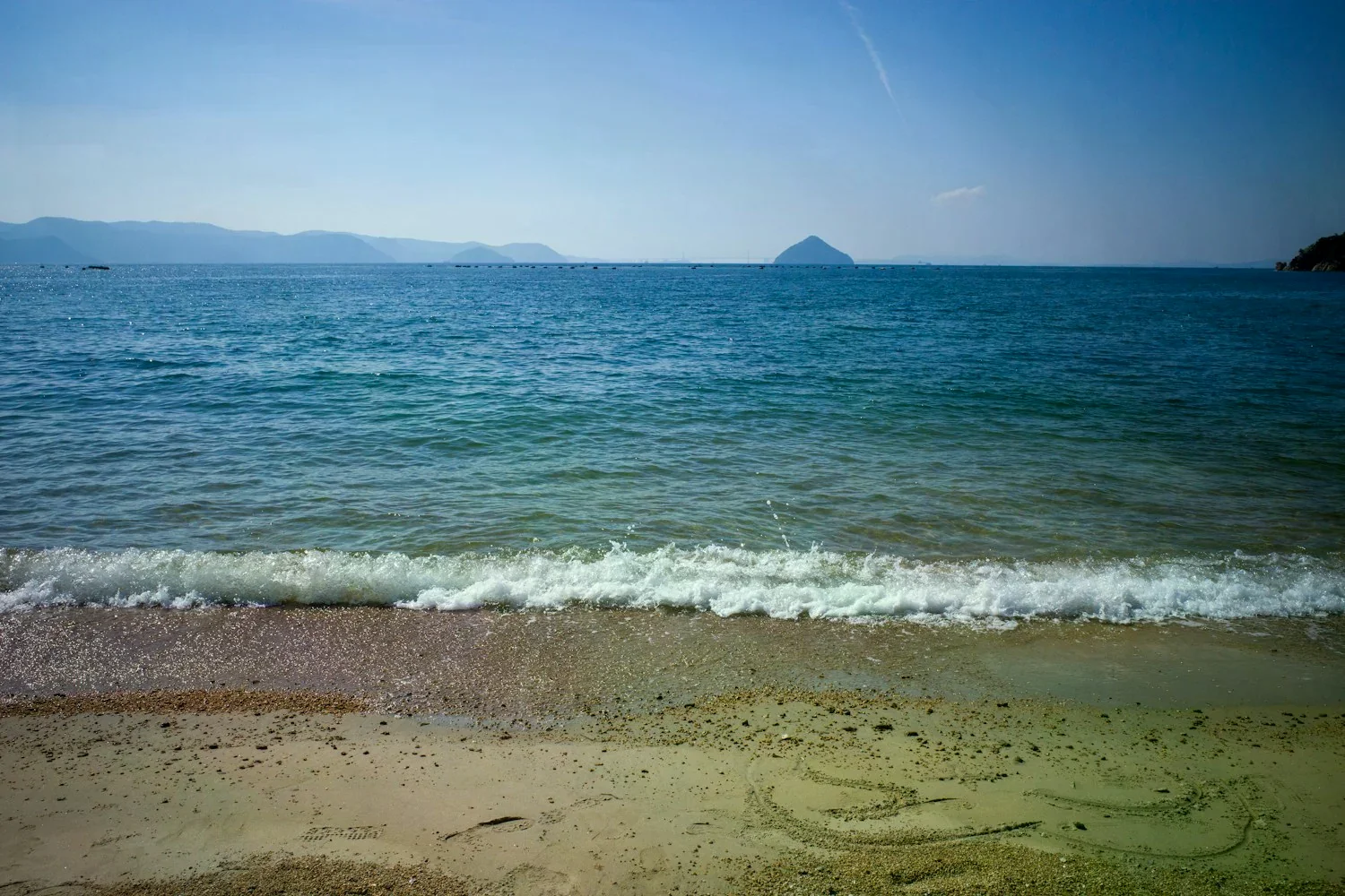 直島海岸與海面情境照片，並非美術館或住宿現場