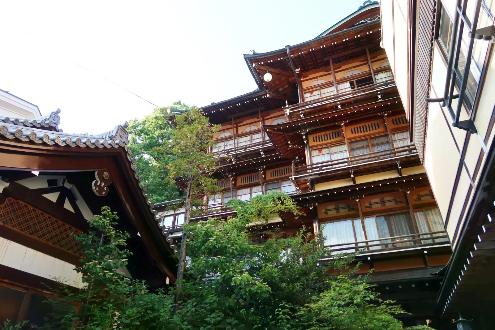 傳統日式旅館的木造外觀