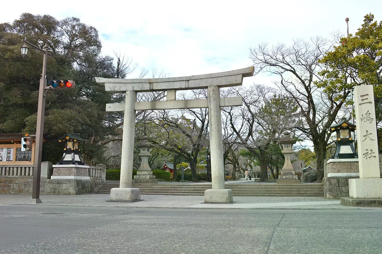 三嶋大社入口的石鳥居、路口與參道，2013年照片