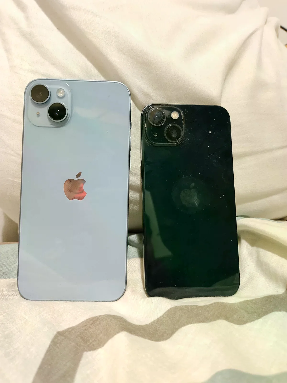 兩款iPhone並放的實物示例。