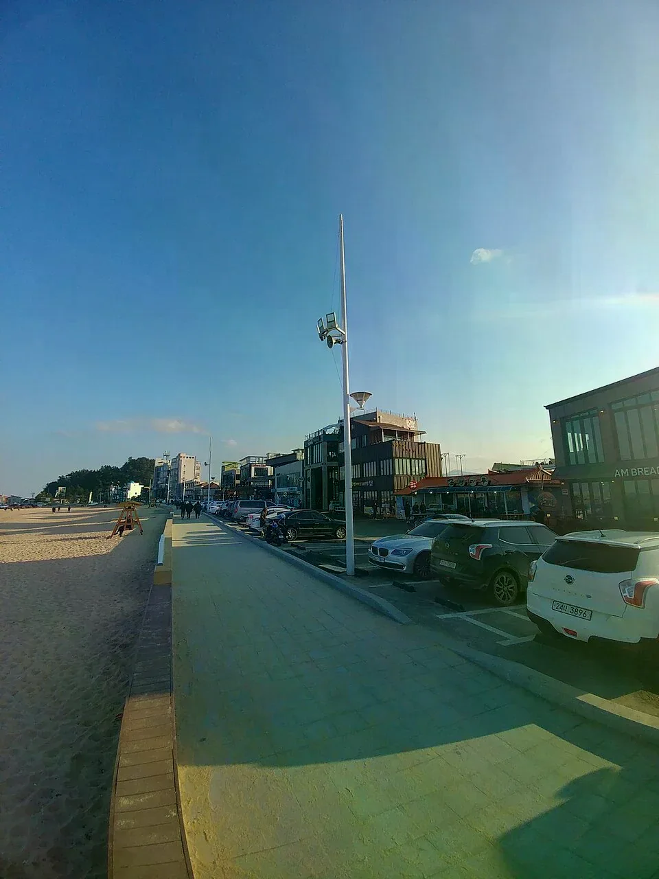 江陵咖啡街沿海的店鋪與步道