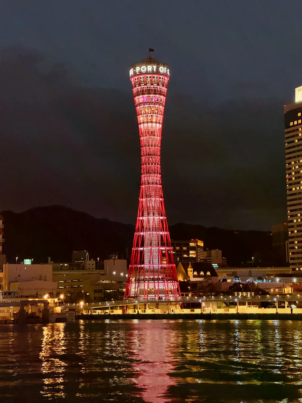 夜色中的神戶港塔與水面倒影