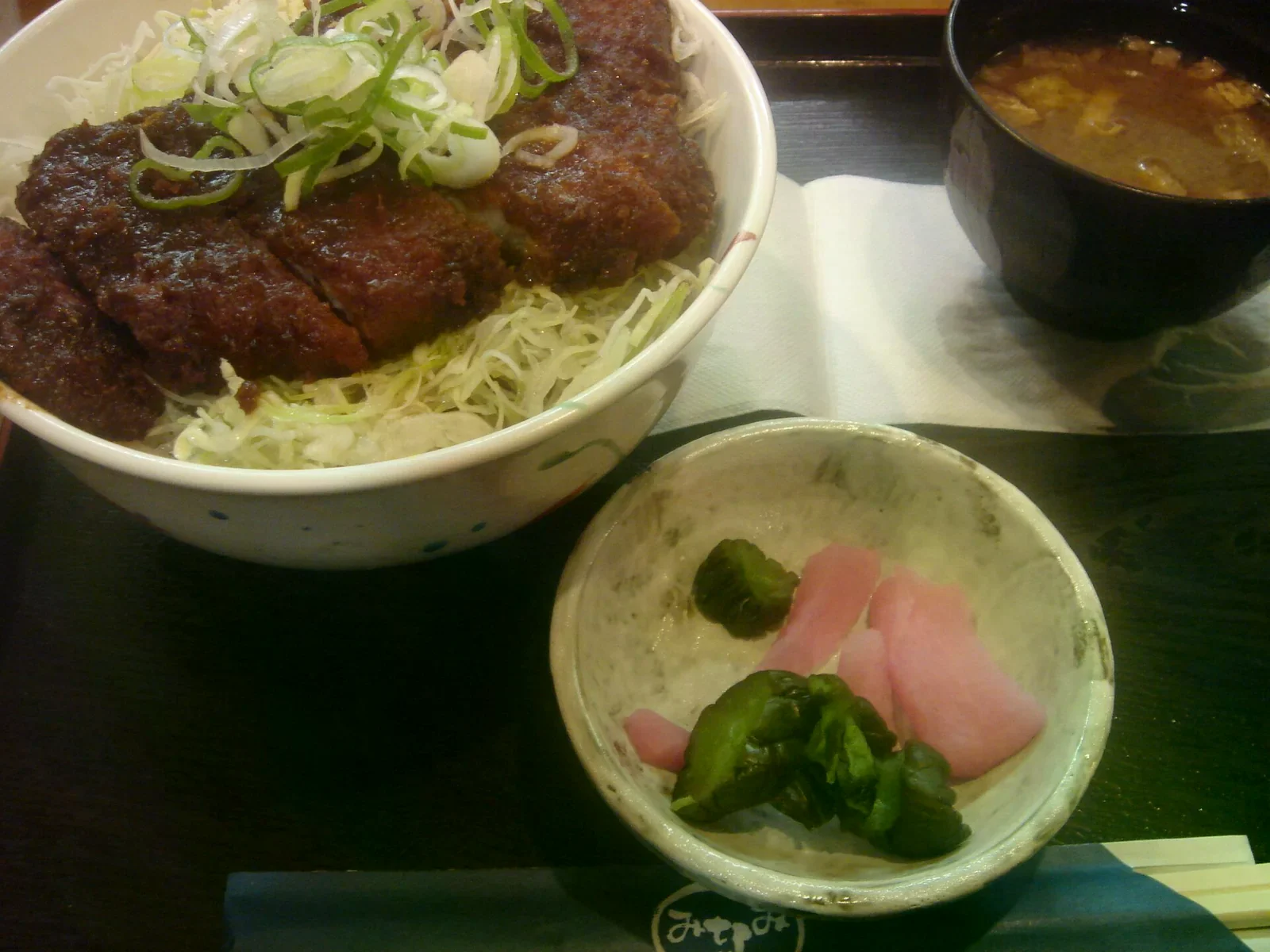 味噌豬排飯、味噌湯與漬物的定食