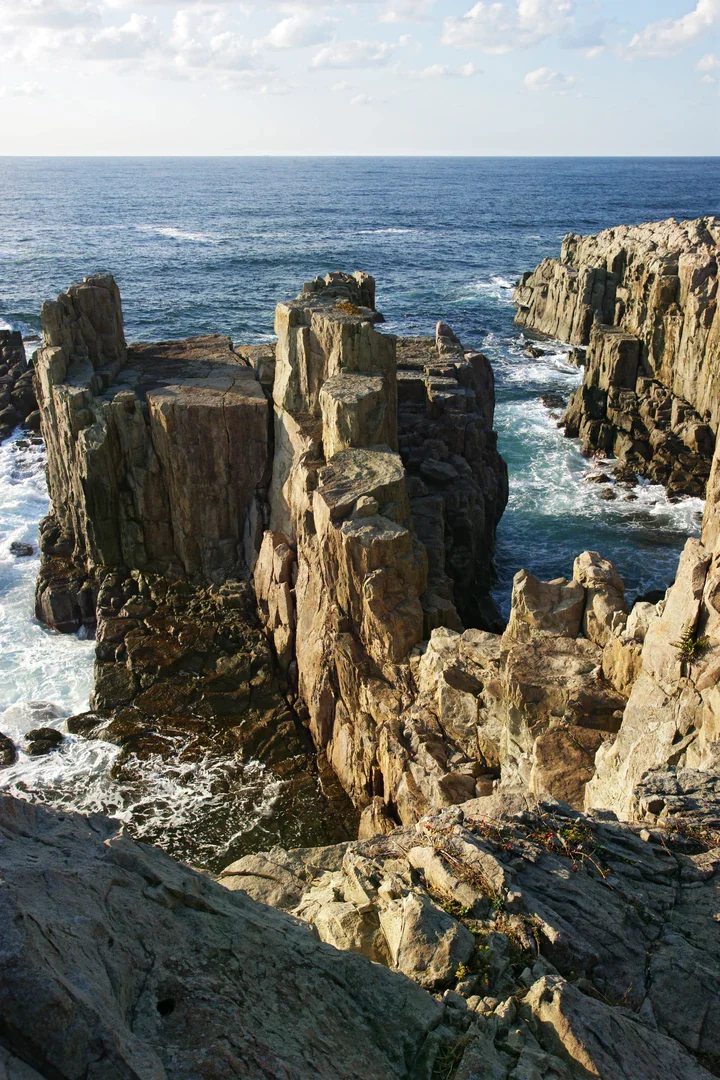 東尋坊海岸柱狀岩壁與日本海浪花