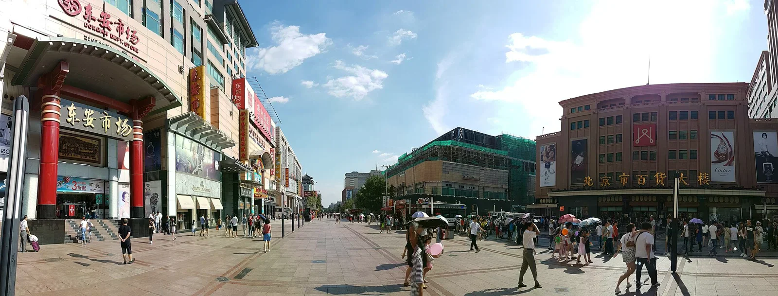 北京王府井步行街的街景。
