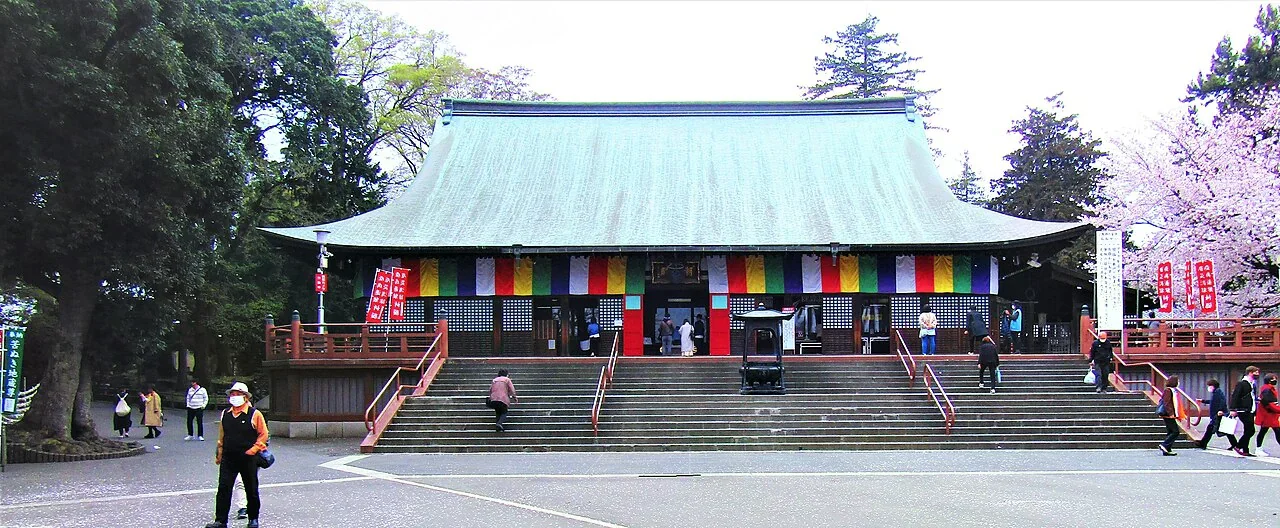 喜多院本堂前的寬廣階梯與春日櫻花