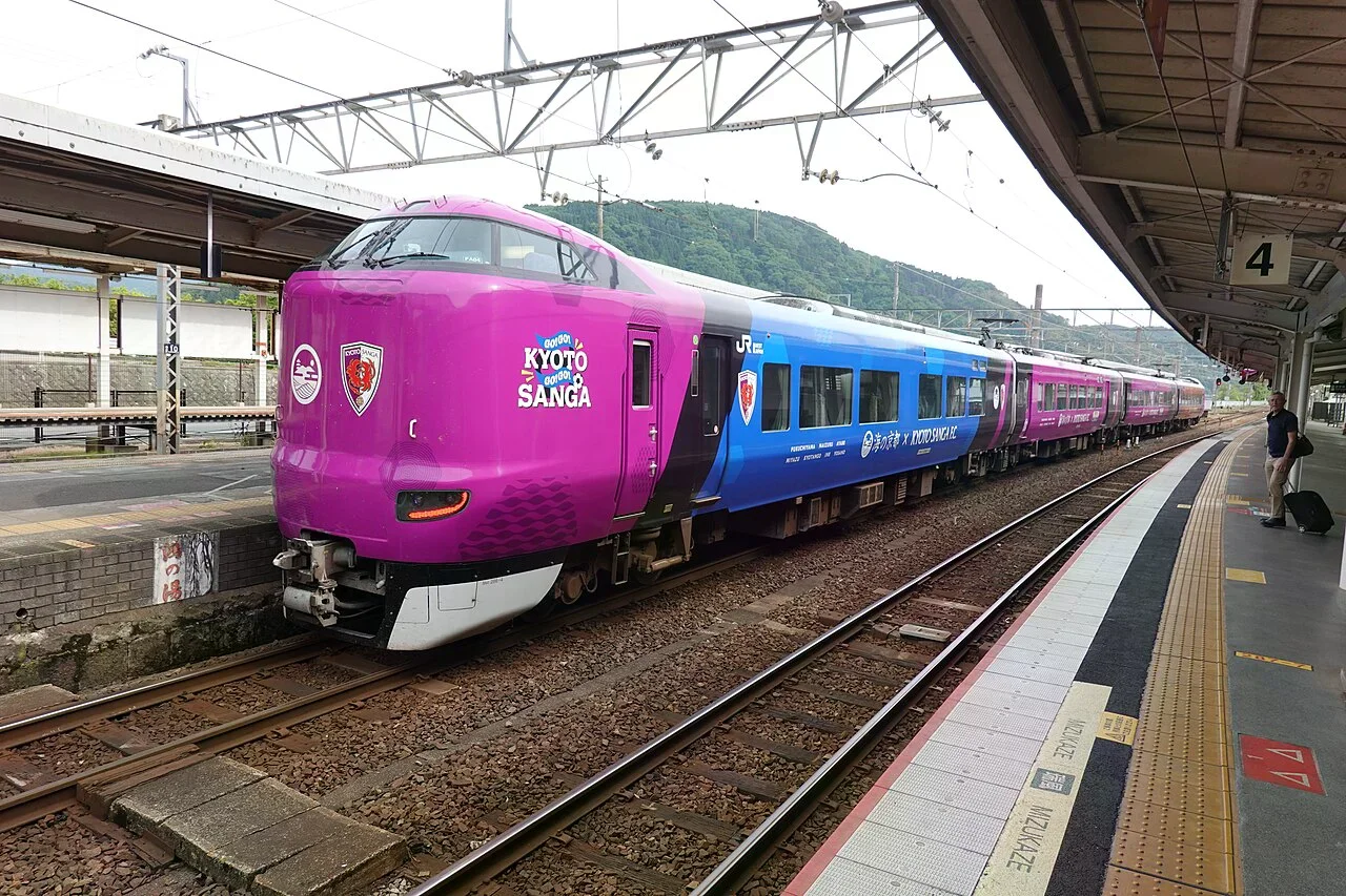 城崎溫泉站月台上的 JR 西日本 287 系列車