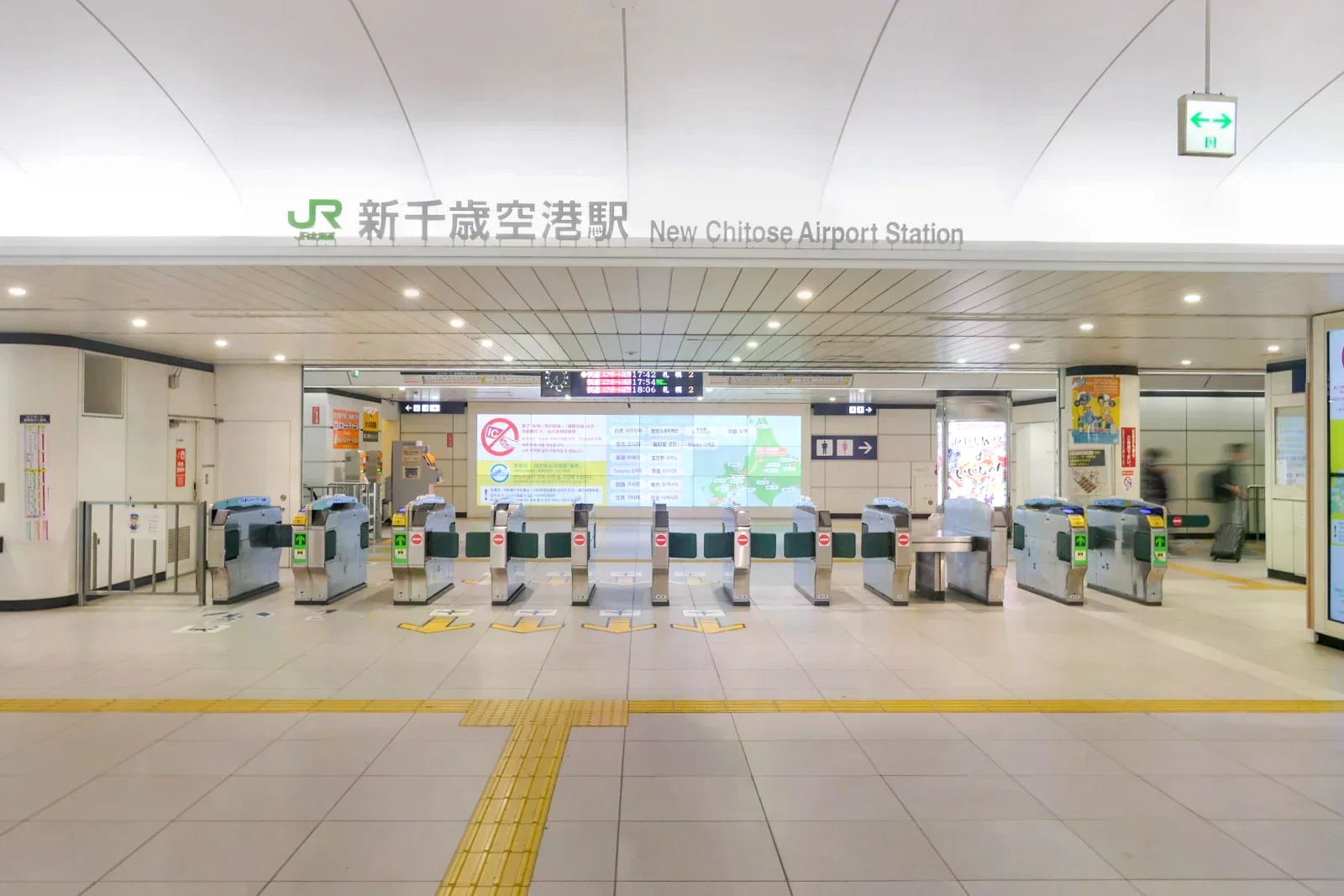 新千歲機場站的 JR 改札口，入口上方有日文與英文站名標示