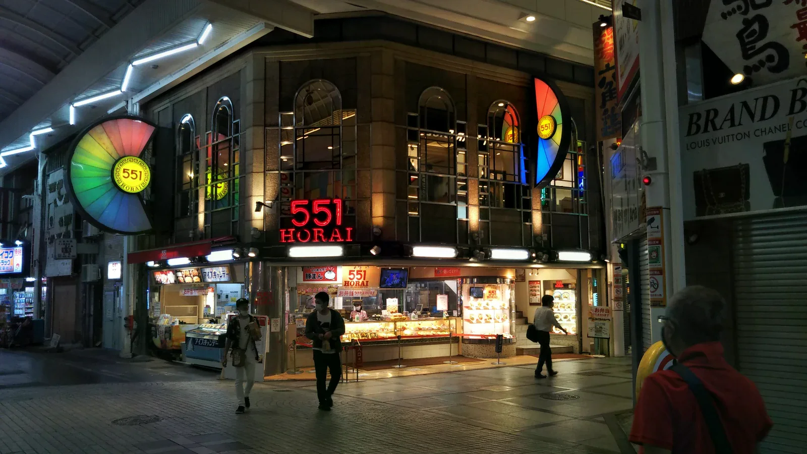551蓬萊本店夜間櫃台、上層窗面與招牌