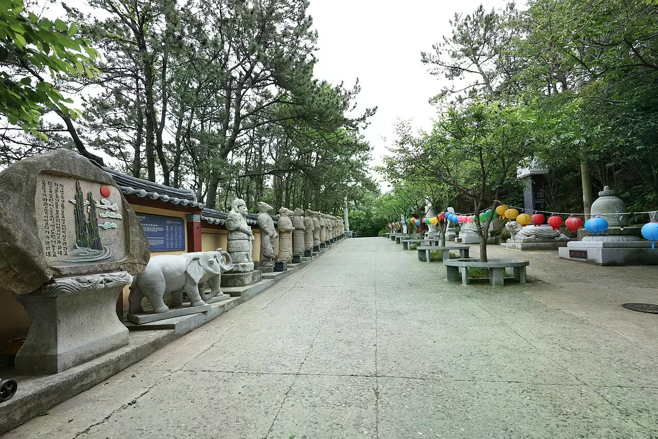 釜山海東龍宮寺院內石雕與參觀步道