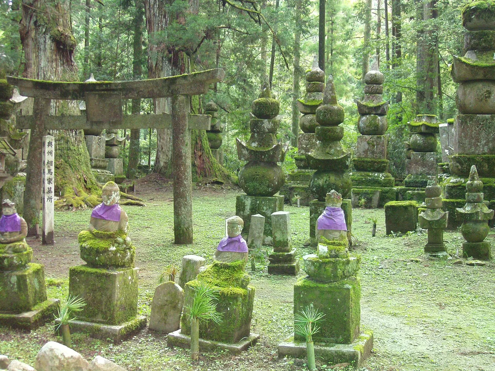 奧之院墓園裡層疊的石塔與小型石像