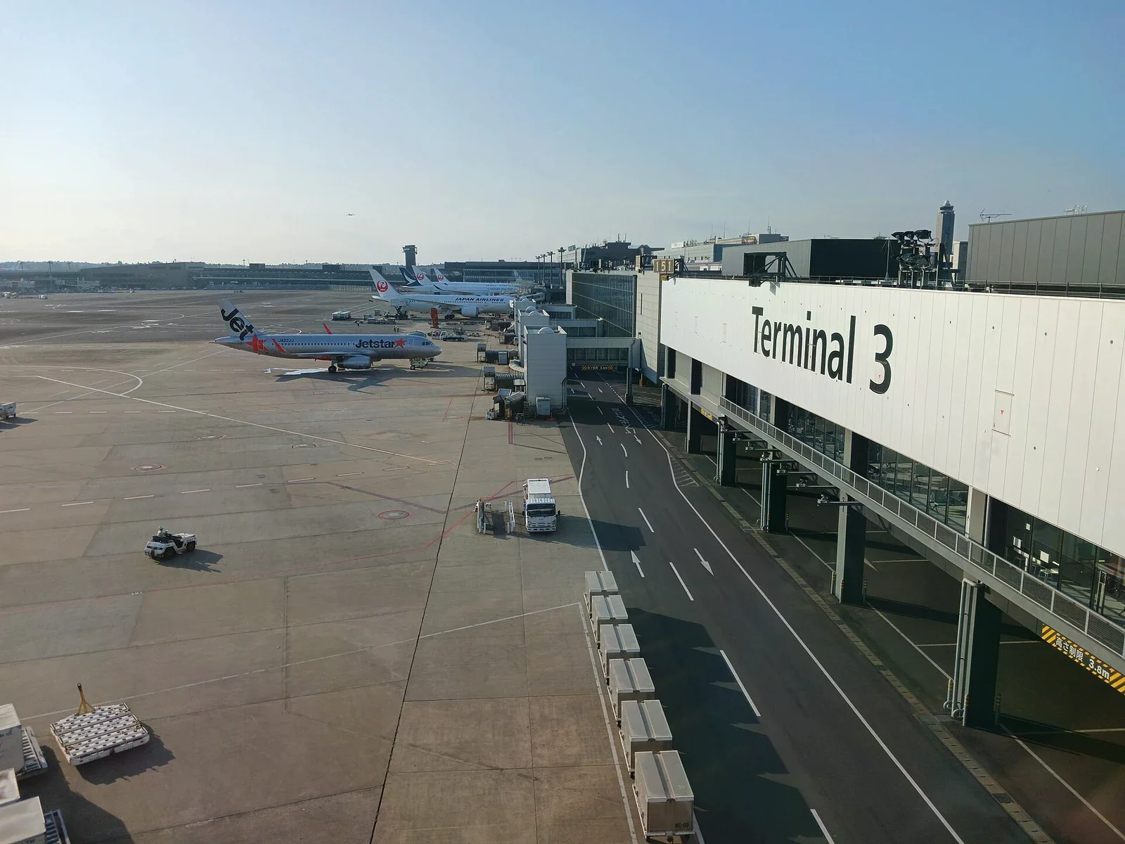 成田機場第 3 航廈外牆及停機坪上的飛機。