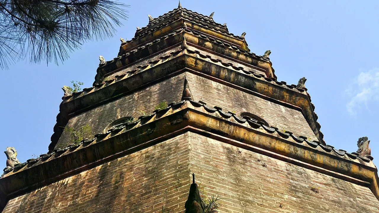 順化天姥寺的多層塔樓