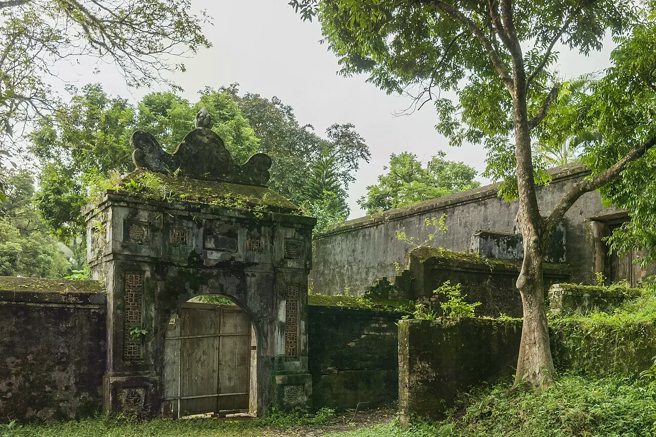 順化阮朝皇陵的石門與庭園
