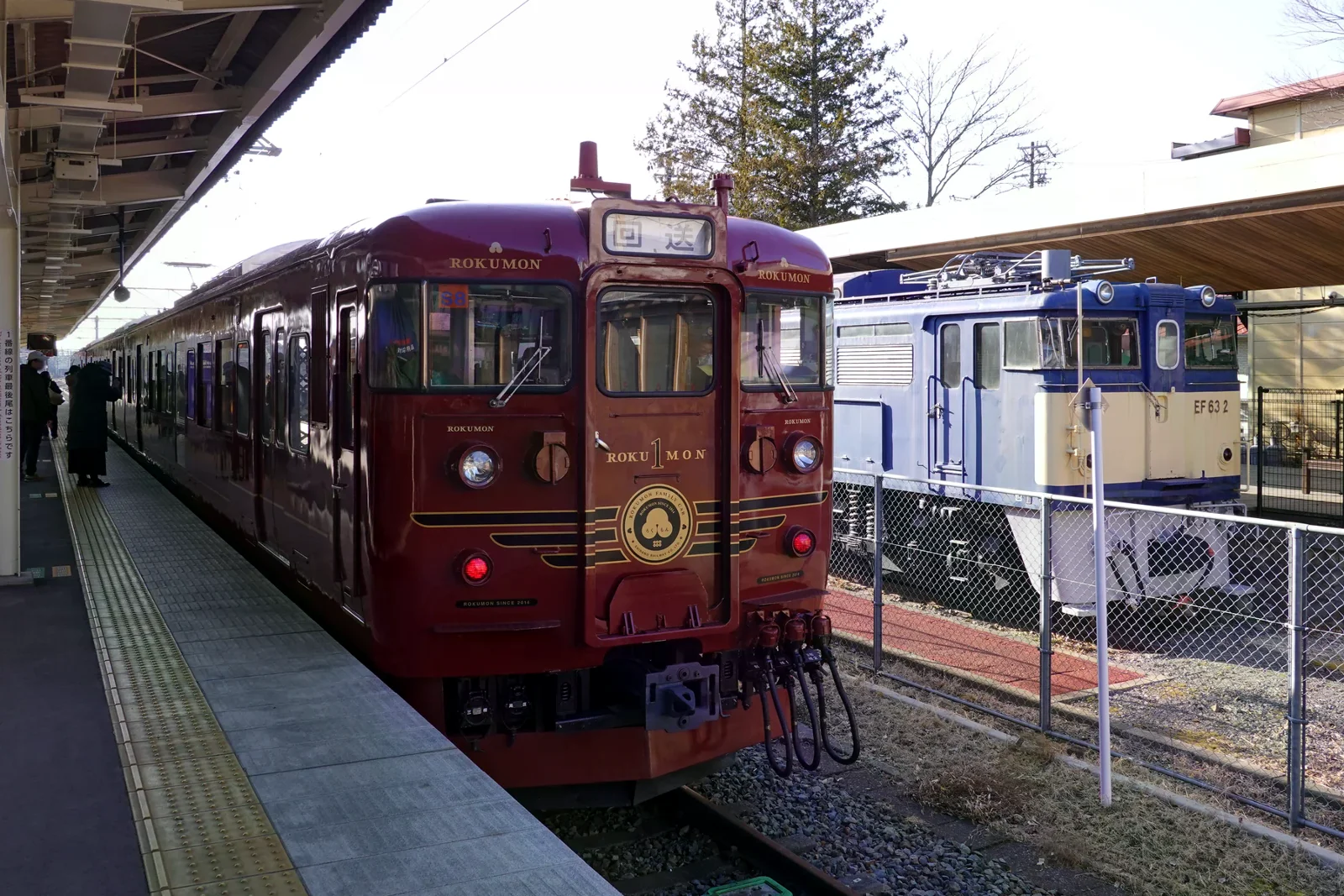 輕井澤站月台停靠的ろくもん觀光列車與藍白色機車，2026年3月照片