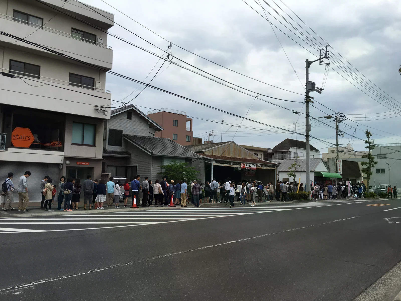 うどんバカ一代門前沿街排隊人群