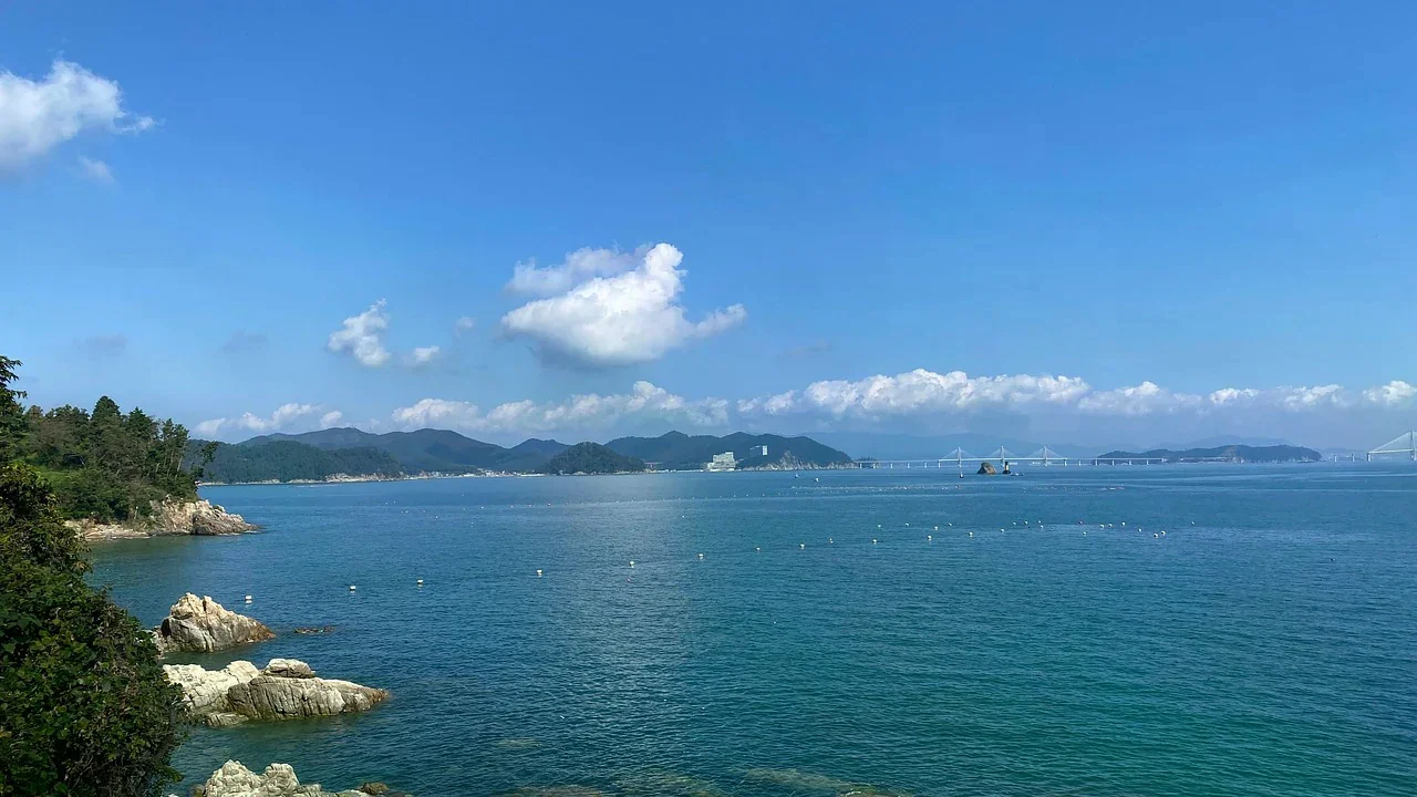 巨濟島外海、海灣與遠方跨海橋的海岸景色