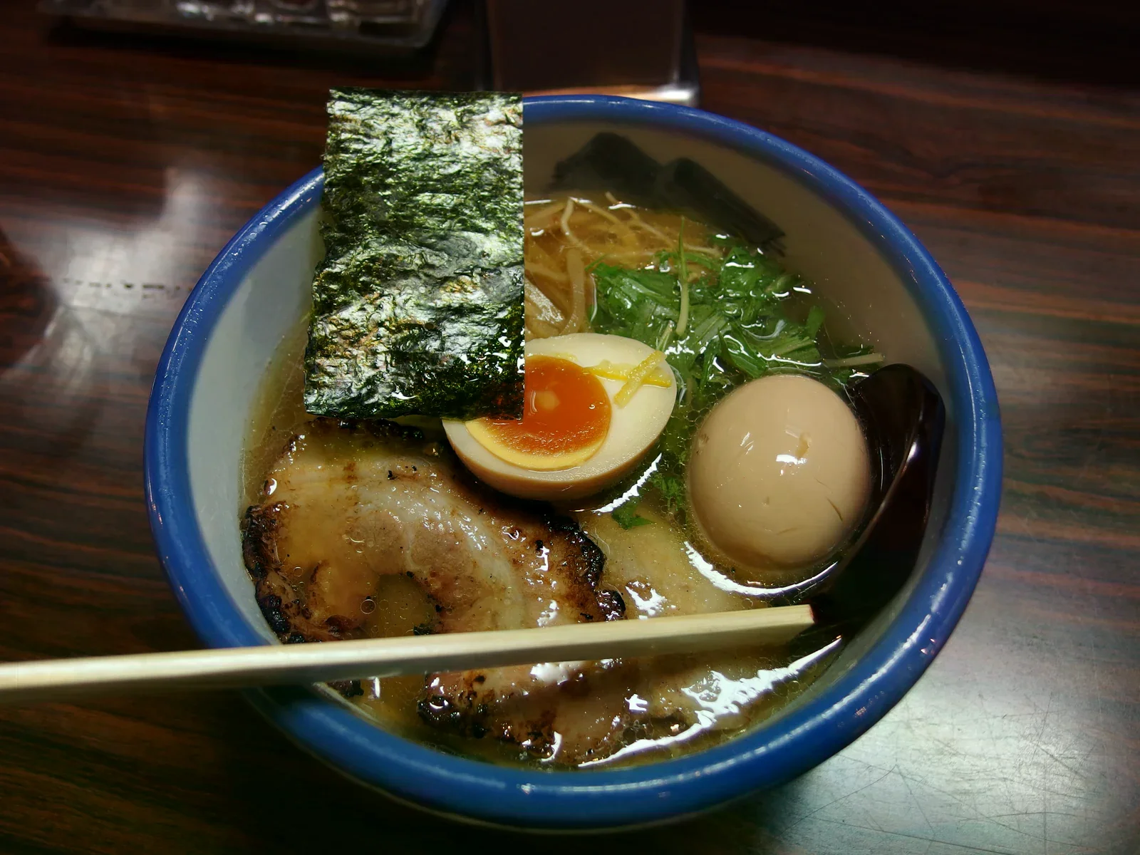 AFURI藍碗中的湯麵、叉燒、蛋與海苔