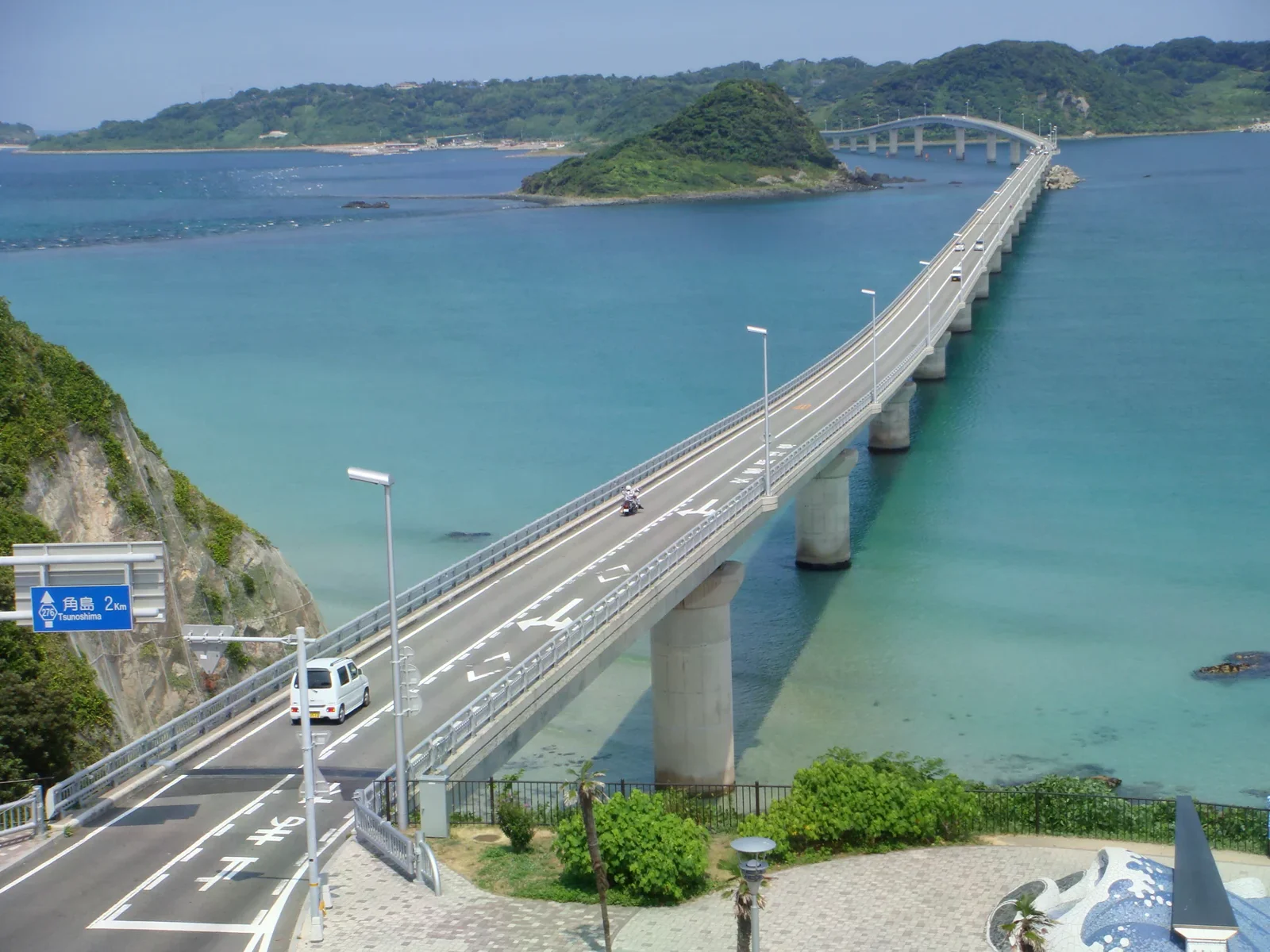 角島大橋跨過藍綠色海面，公路從本州延伸至角島