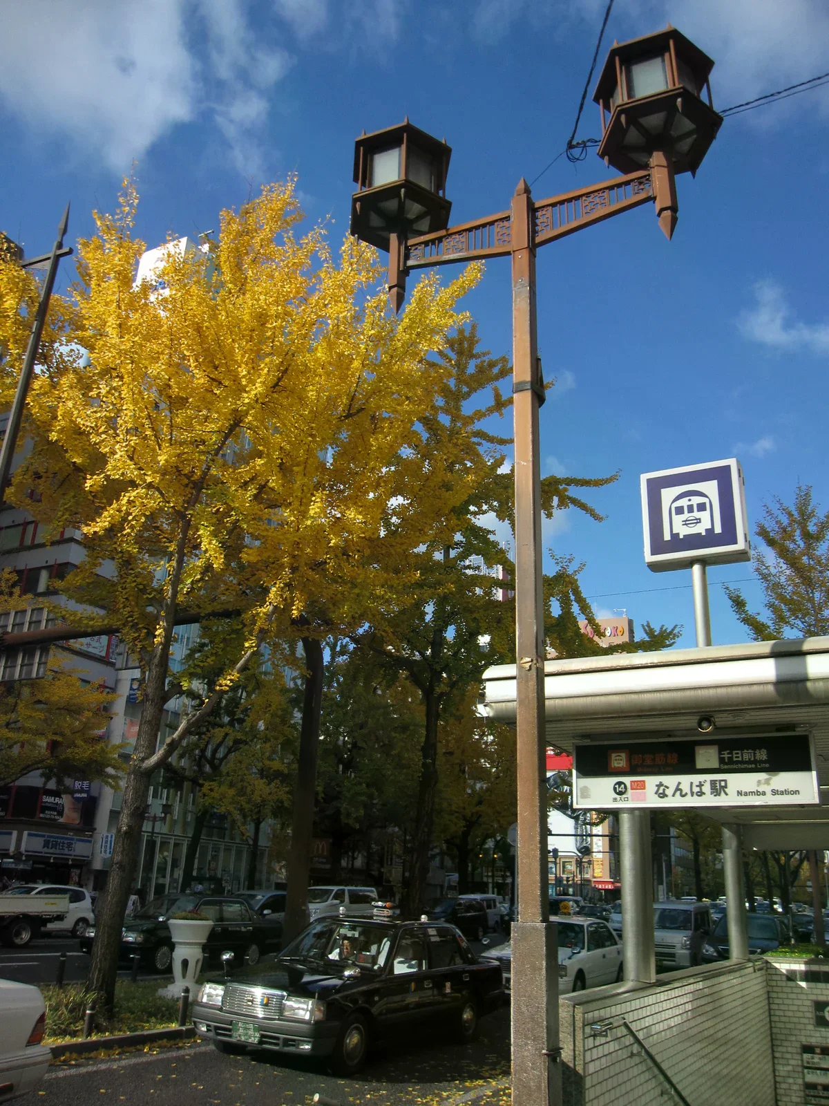 難波站14號入口與旁邊黃色銀杏