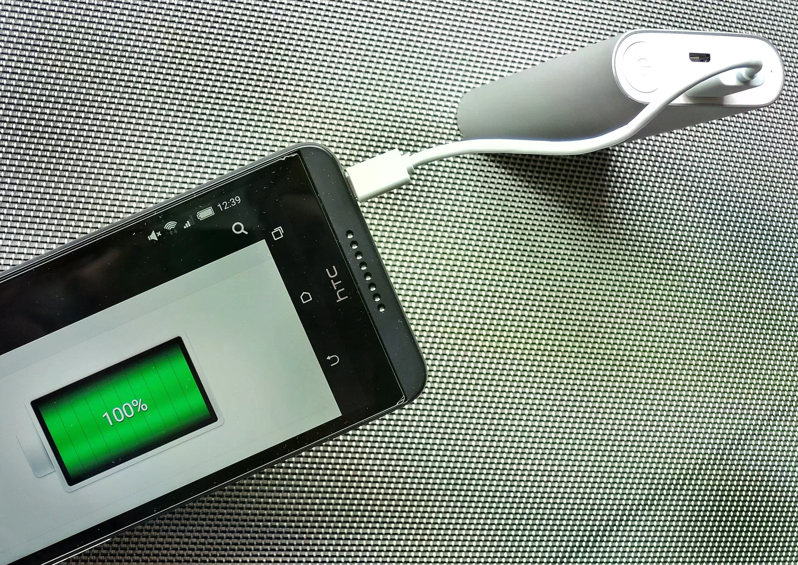 手機連接行動電源充電;這是充電物件示例。