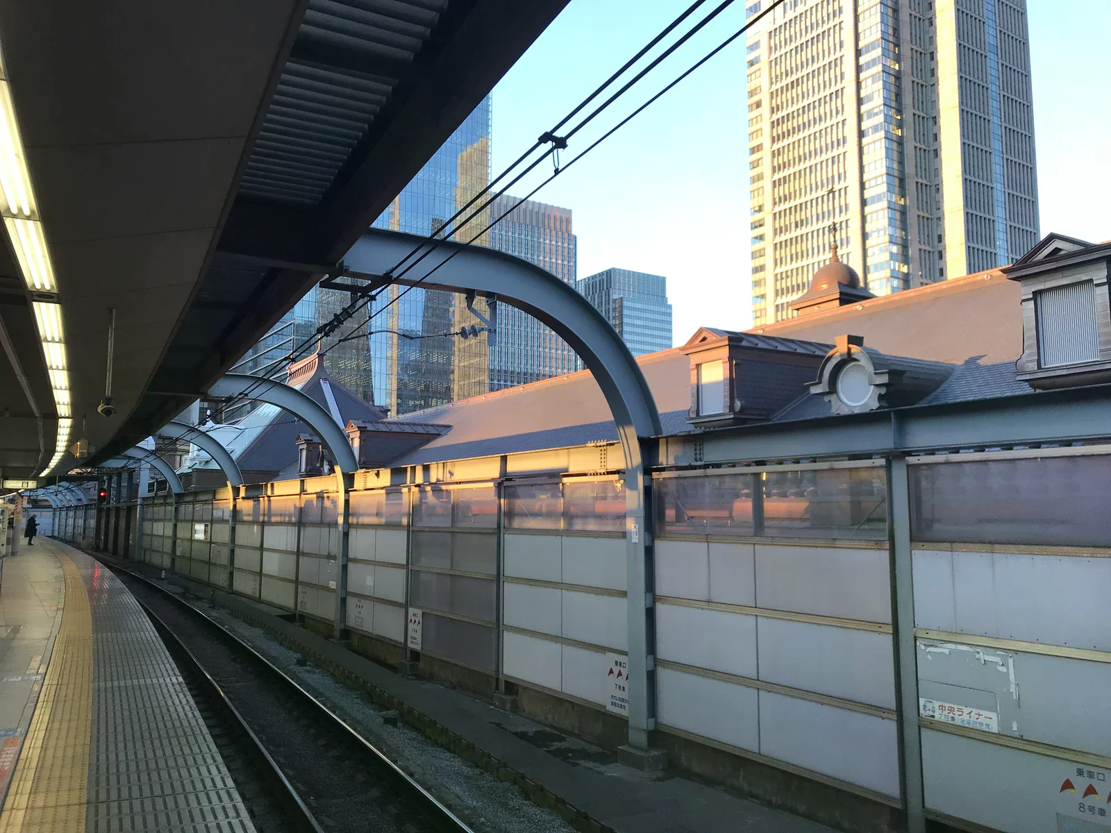 東京車站高架月台、軌道與丸之內側站舍
