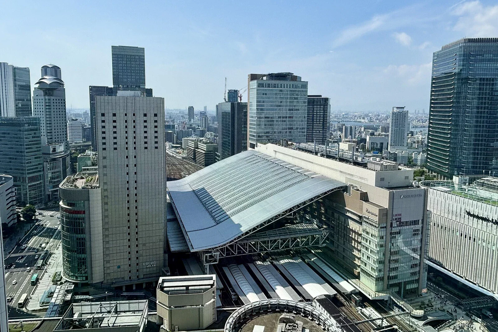 大阪站大型屋頂、月台區與周邊高樓。