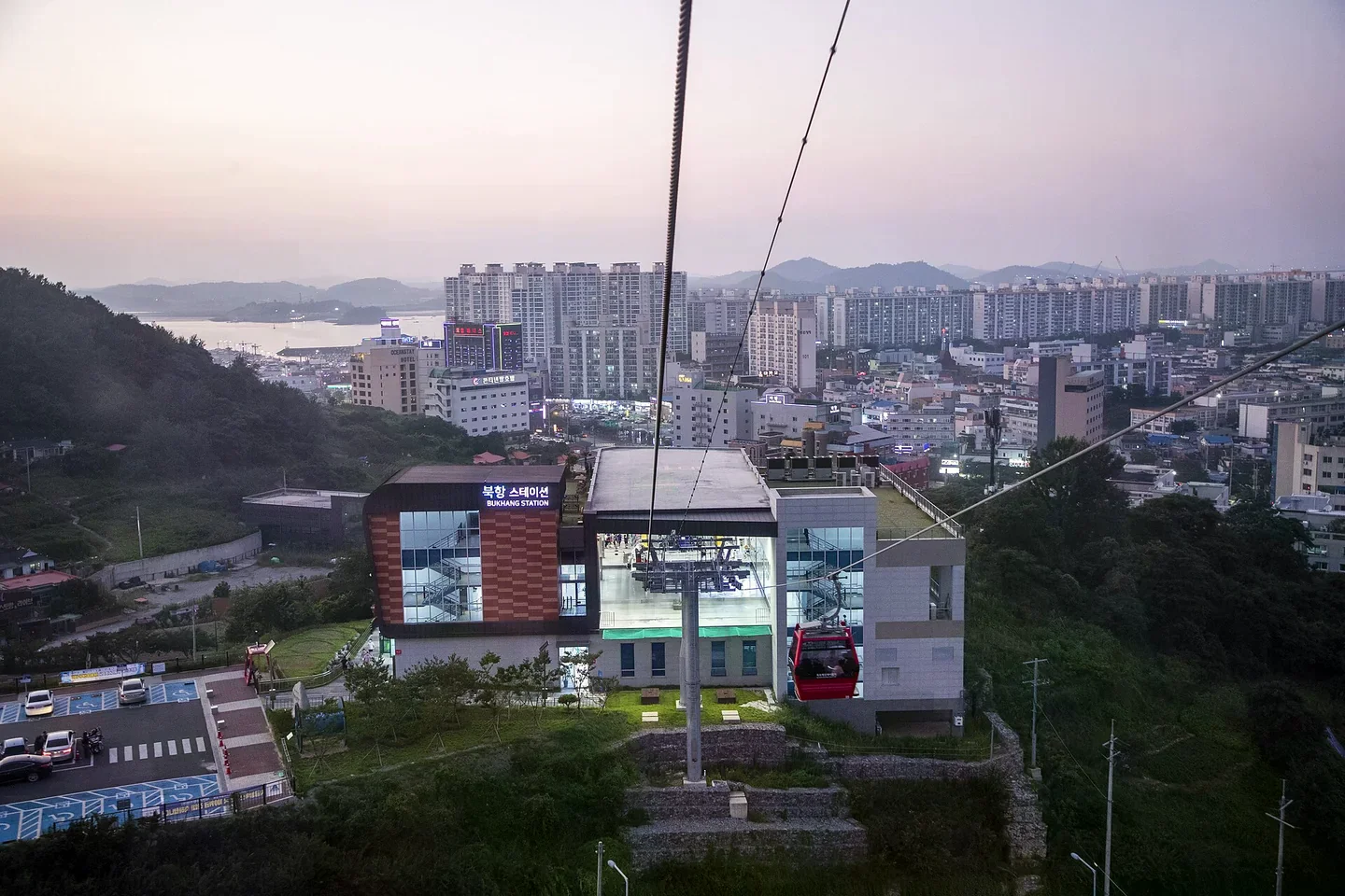 夜色中的木浦海上纜車與沿岸燈光