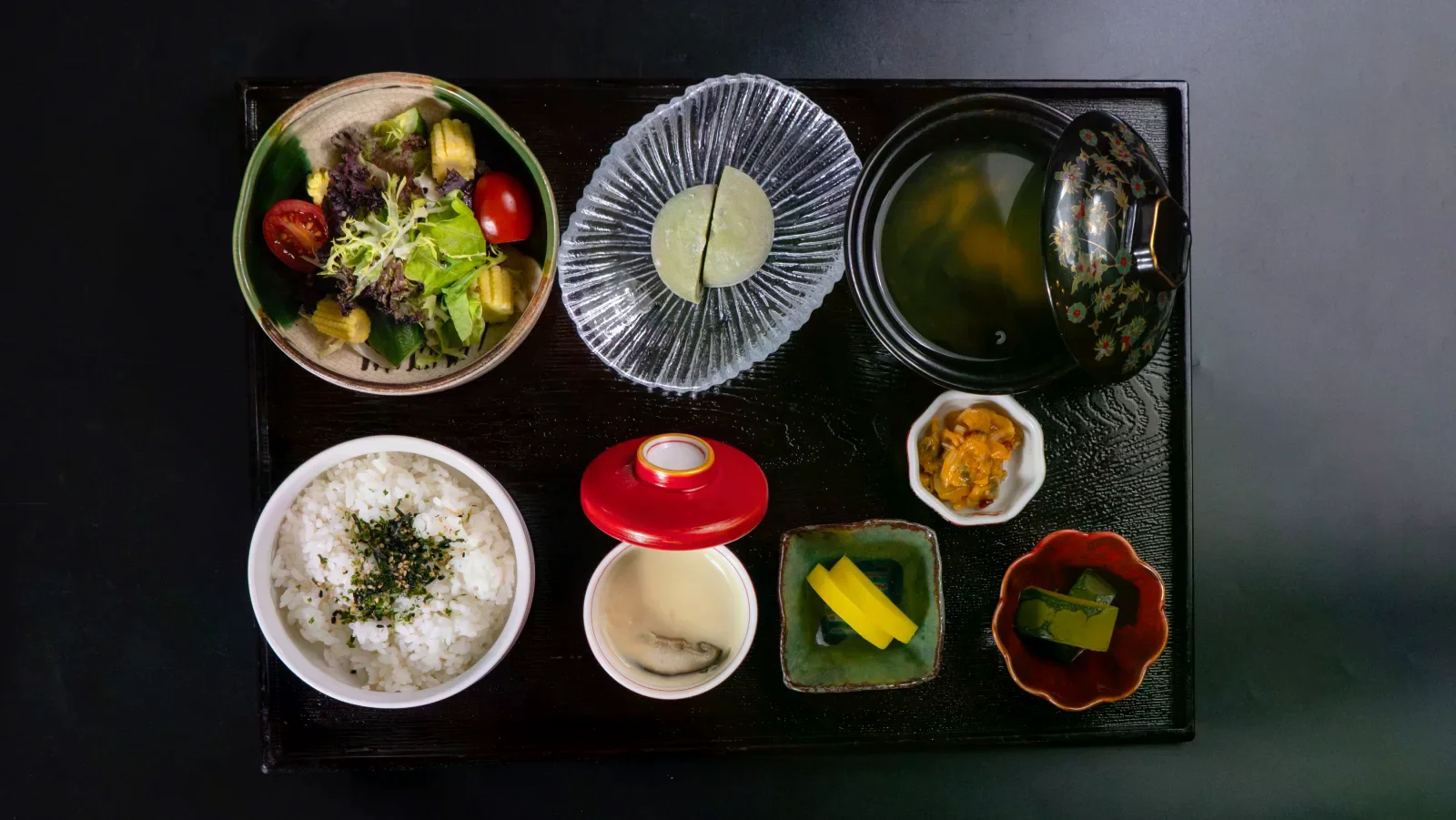 飯、湯與小菜放在托盤上的日本料理情境照