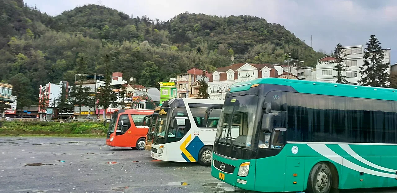 旅客在巴士站等待長途車