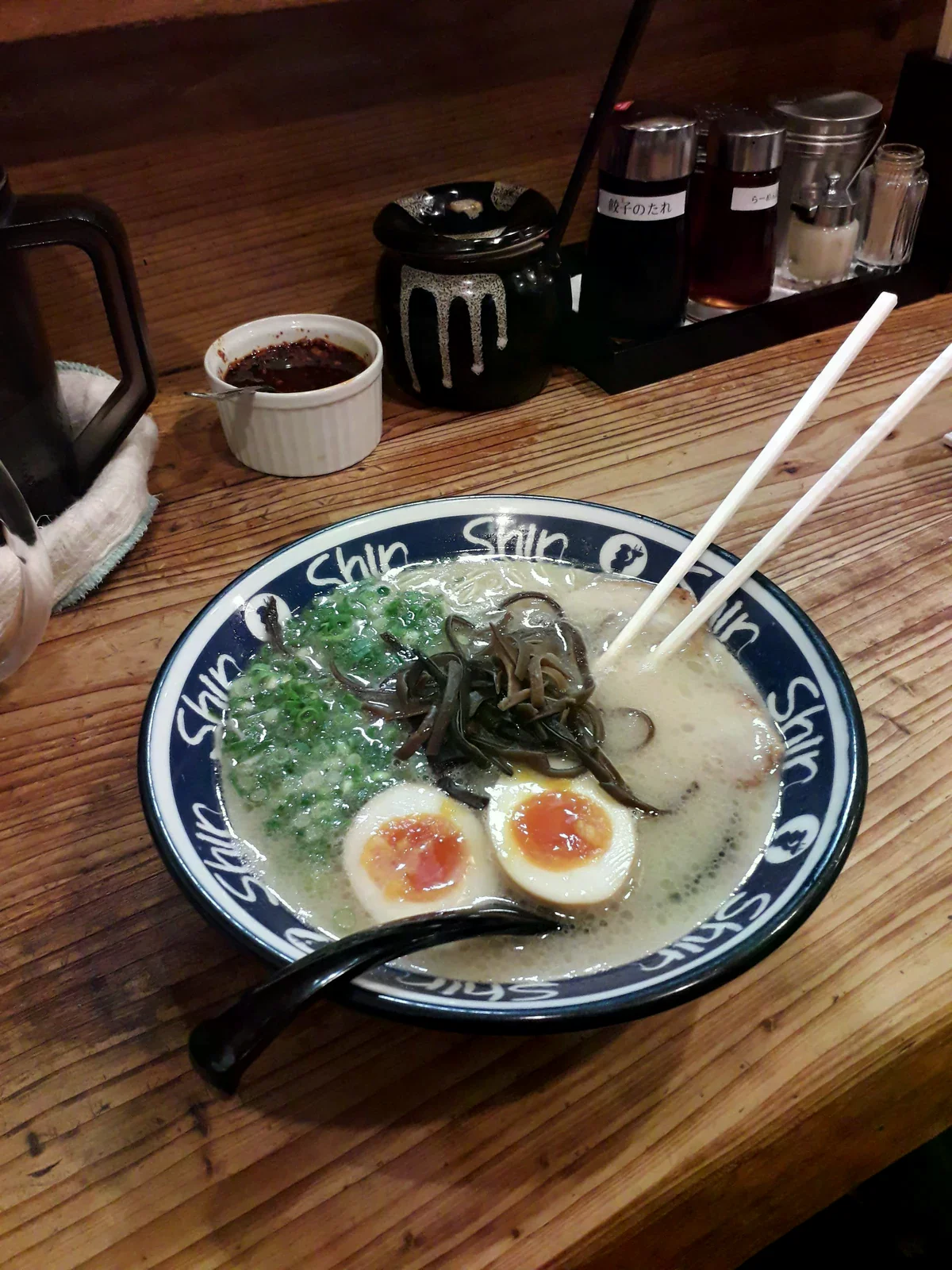 ShinShin碗中的拉麵、煮蛋、蔥與木耳