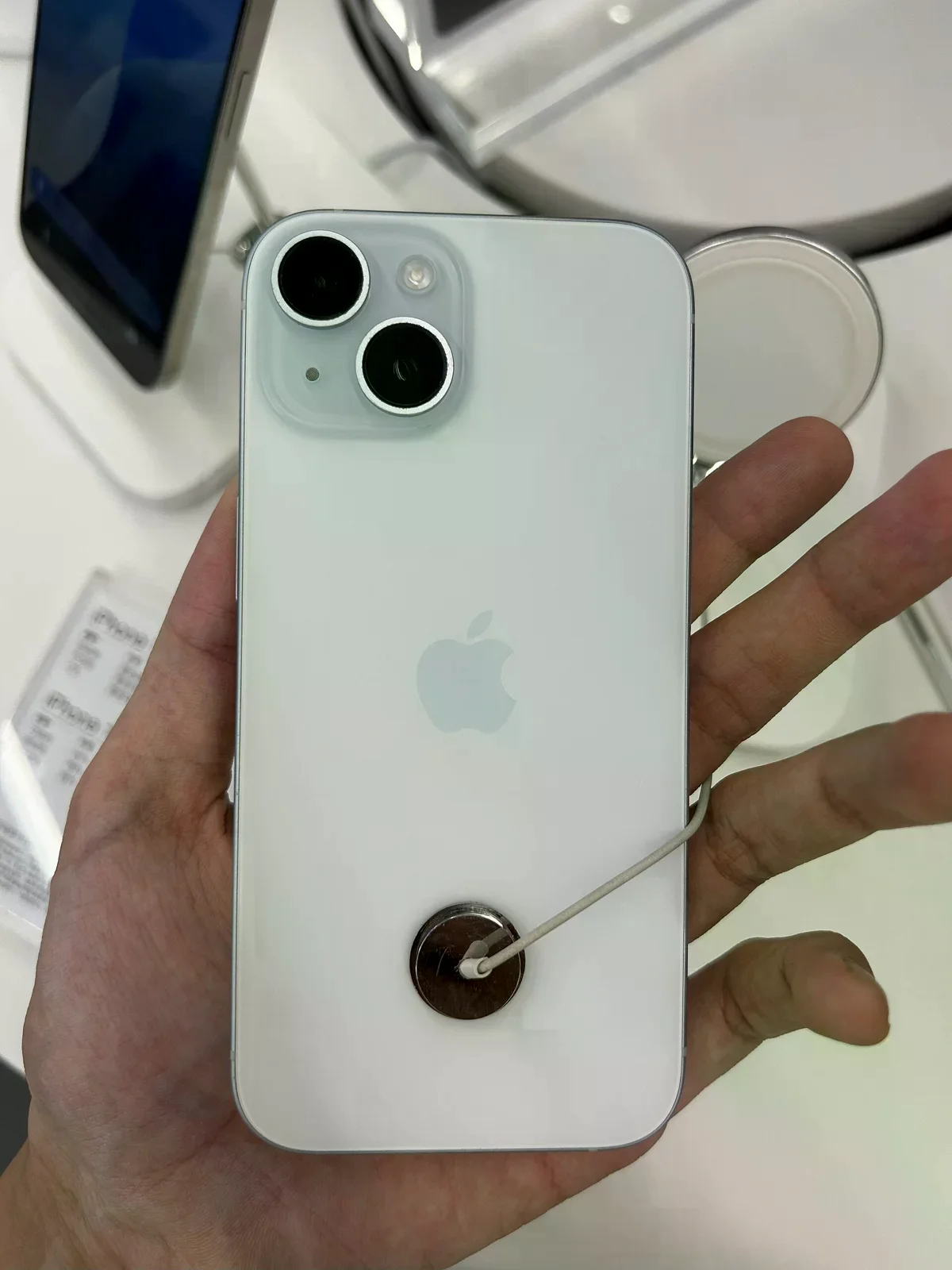iPhone 15藍色機身實物。