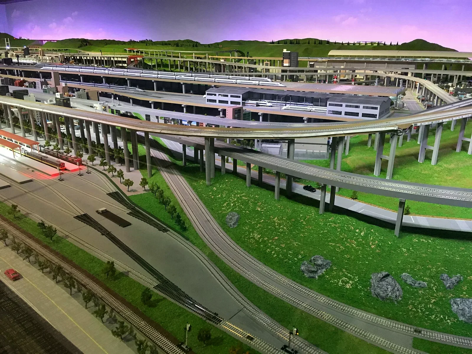 京都鐵道博物館的鐵道立體模型，含高架橋、車站與行駛中的模型列車