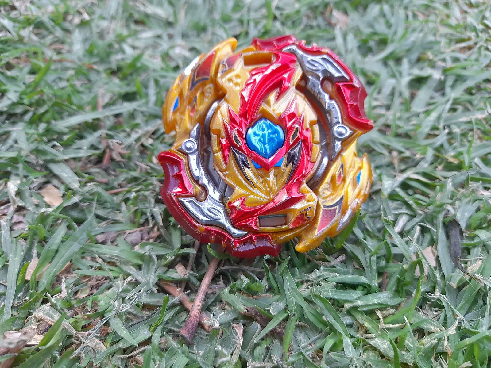 草地上的Lord Spriggan舊系列陀螺，2023年照片。