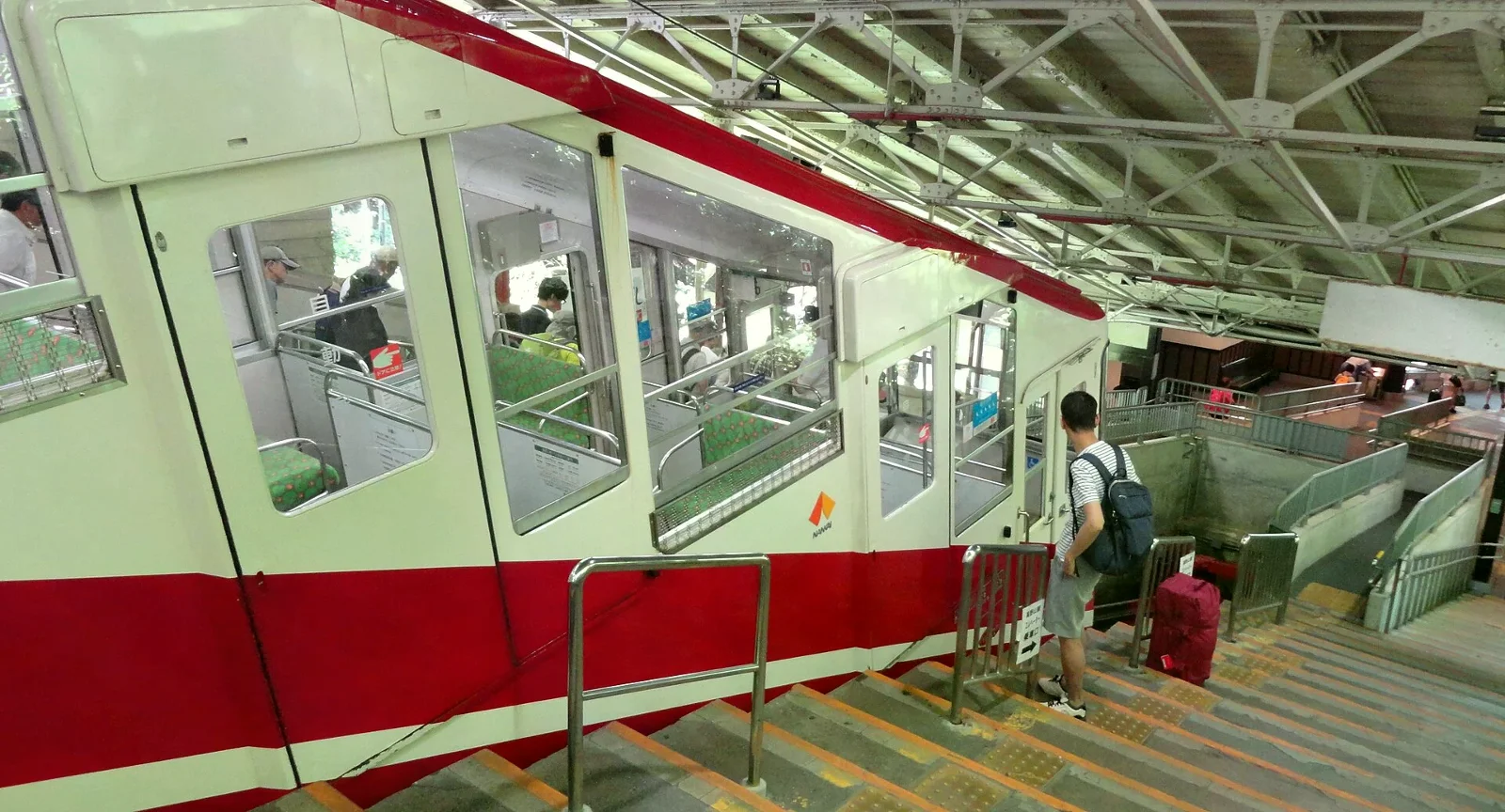 極樂橋站的紅白高野山纜車，旅客正準備上車