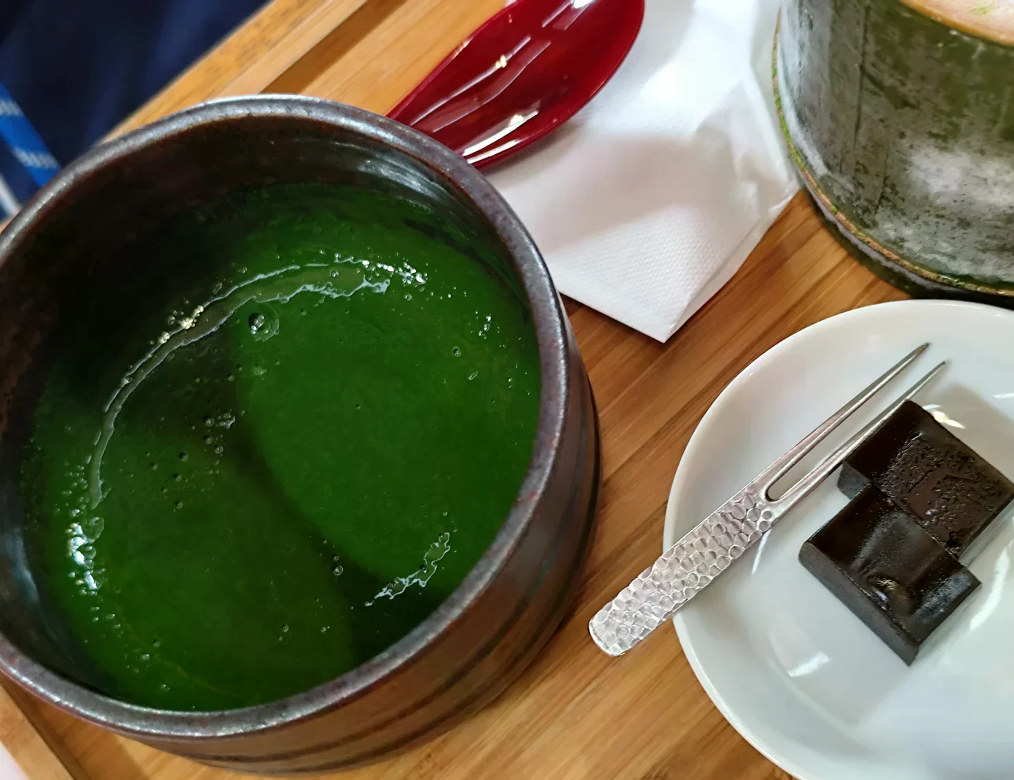 中村藤吉茶碗與白盤中的深色茶點