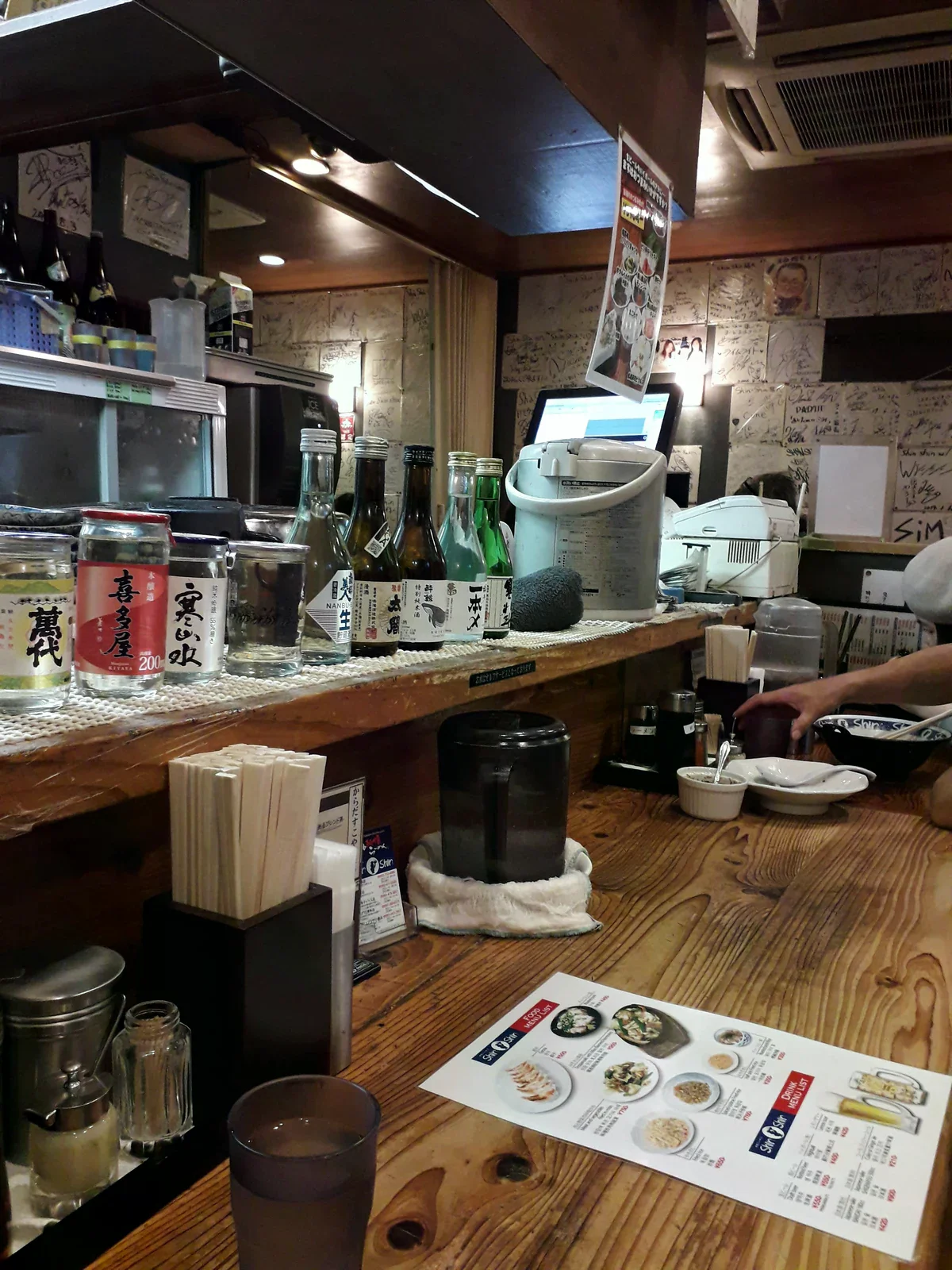 ShinShin吧台的餐具、菜單與後方工作區