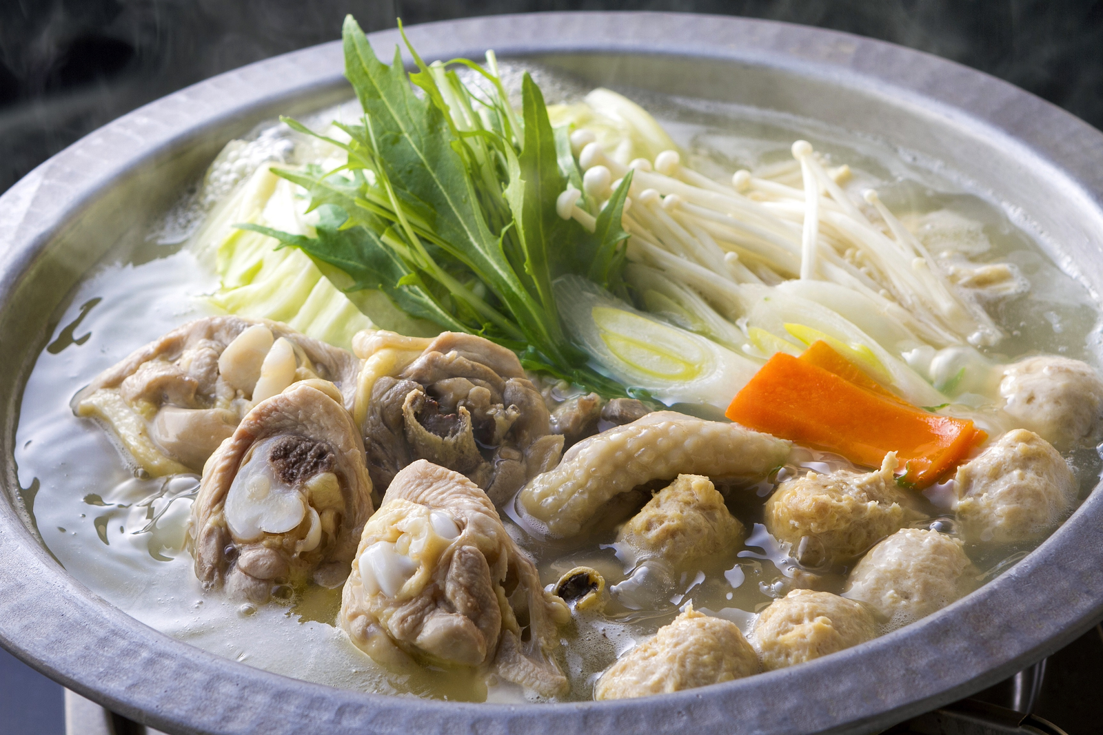 水炊鍋中的雞肉、蔬菜與湯汁