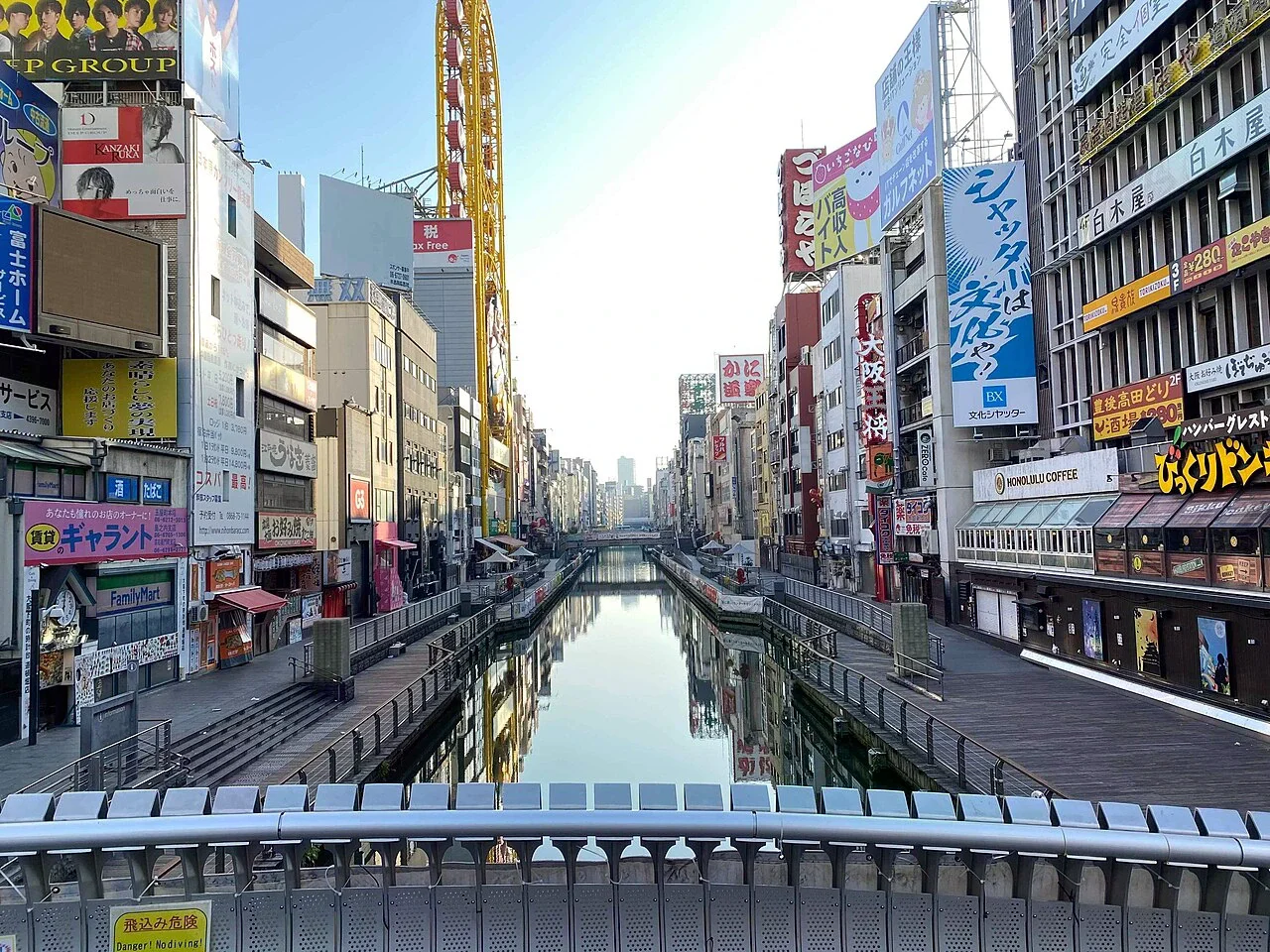 大阪道頓堀水路與兩岸商店街的白天景色