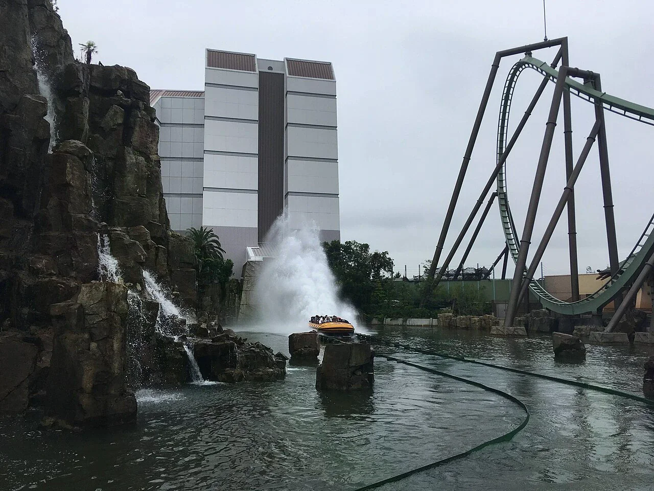 日本環球影城侏羅紀公園乘船設施行經水道,畫面可見船隻與水花