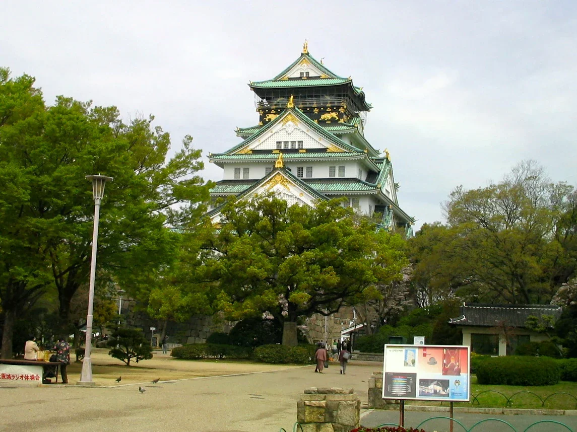 大阪城天守閣被公園樹木環繞。