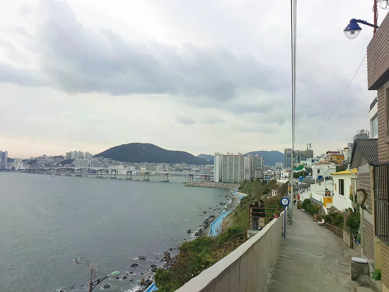 影島白淺灘文化村海岸坡地的住宅與巷弄（2019 年 10 月 25 日照片）