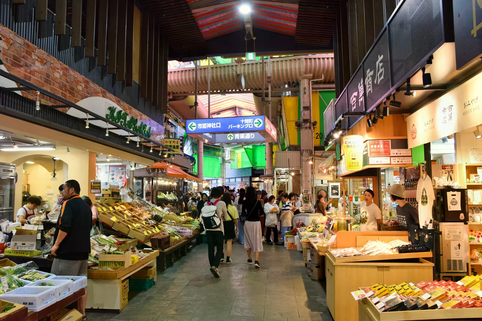 近江町市場有遮棚的店舖通道，顧客沿攤位行走