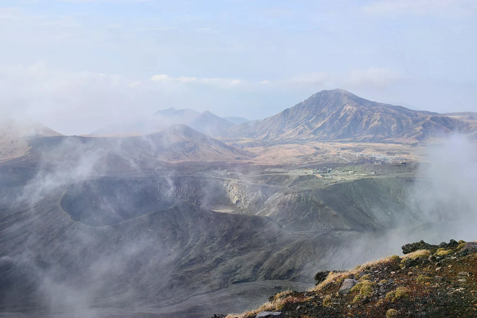 阿蘇山火山地景與山稜遠景，照片拍攝於 2018 年。