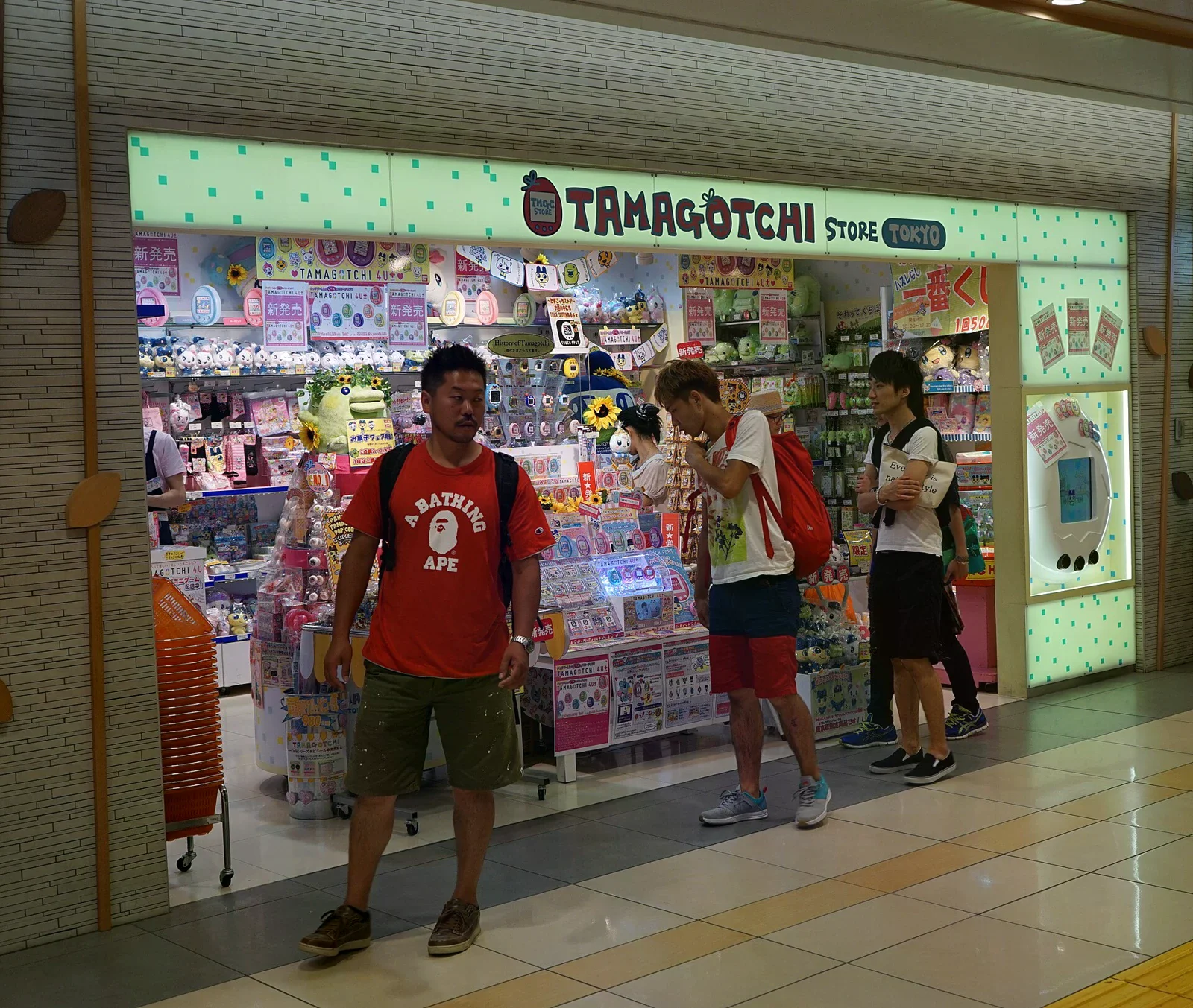 Tamagotchi店面、商品陳列及前方路人