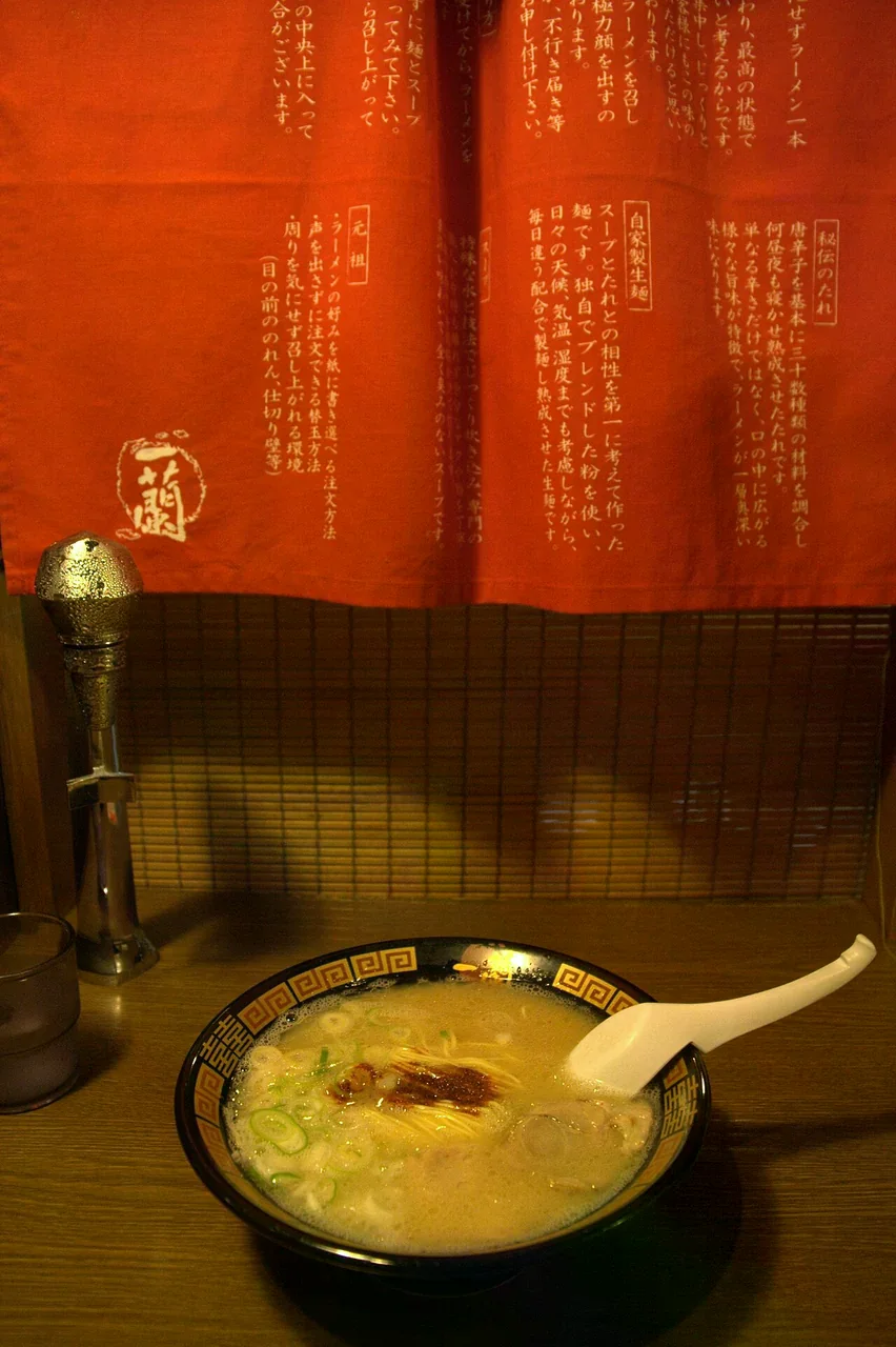 橫濱櫻木町一蘭味集中吧檯上的拉麵。