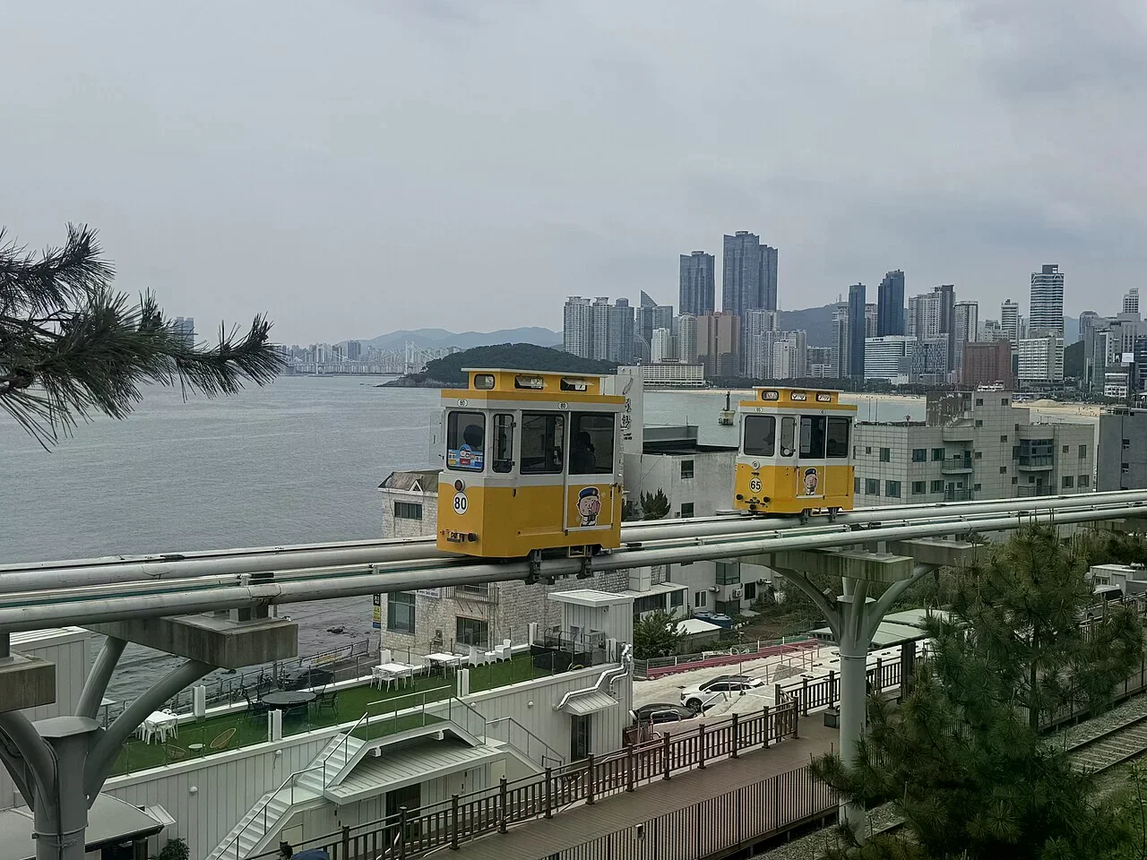 釜山海雲台藍線公園的彩色天空膠囊車廂沿海岸軌道行駛