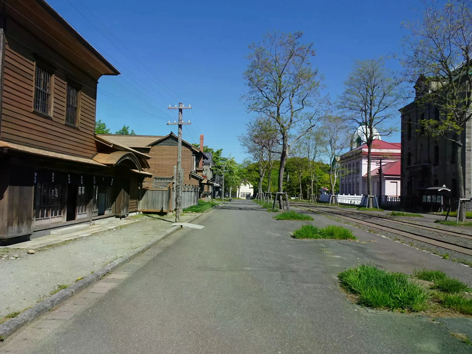 北海道開拓の村園內街路，兩側可見木造建築、軌道與道路
