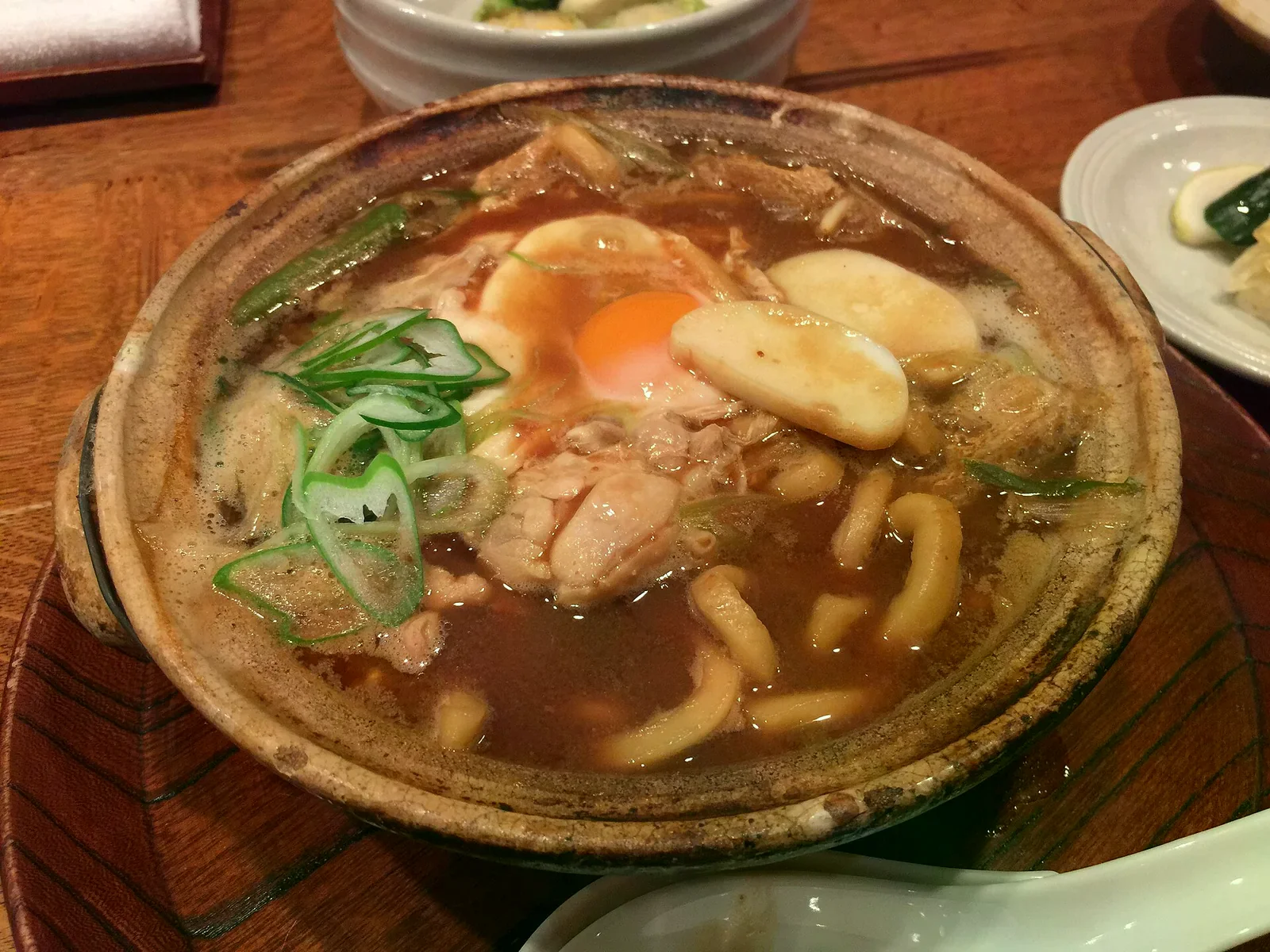 土鍋中的味噌煮込み烏龍，放有雞肉、雞蛋與蔥